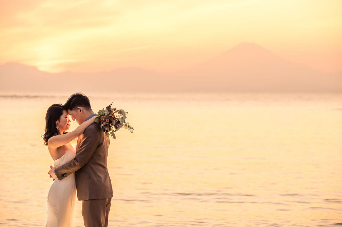夕日に照らされた富士山とカップル