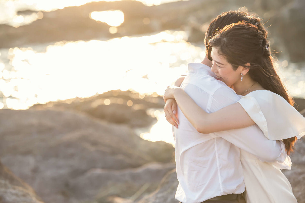 抱き合うふたり