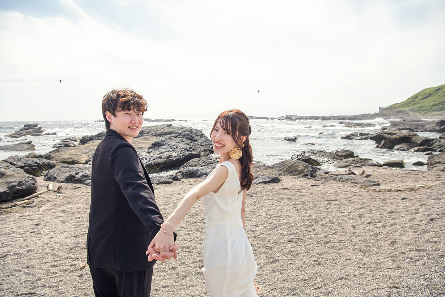 海辺を歩く新郎新婦