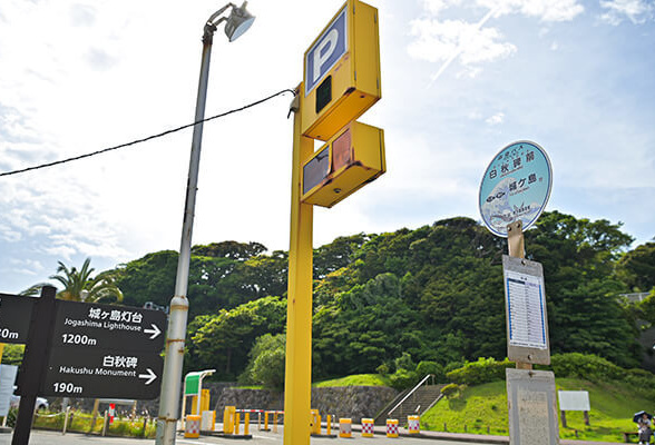 江の島でフォトウェディングするふたり