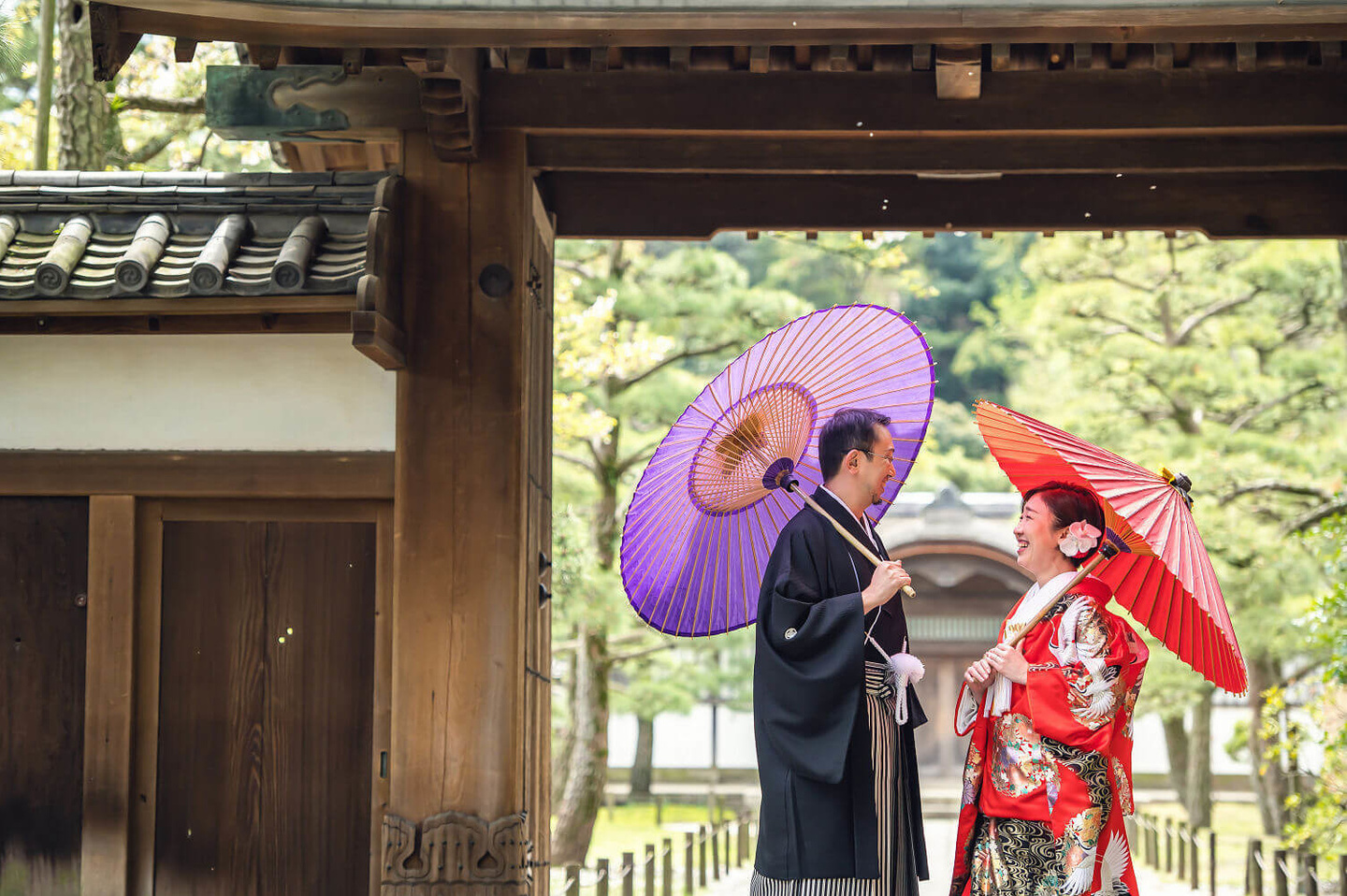 見つめ合う新郎新婦