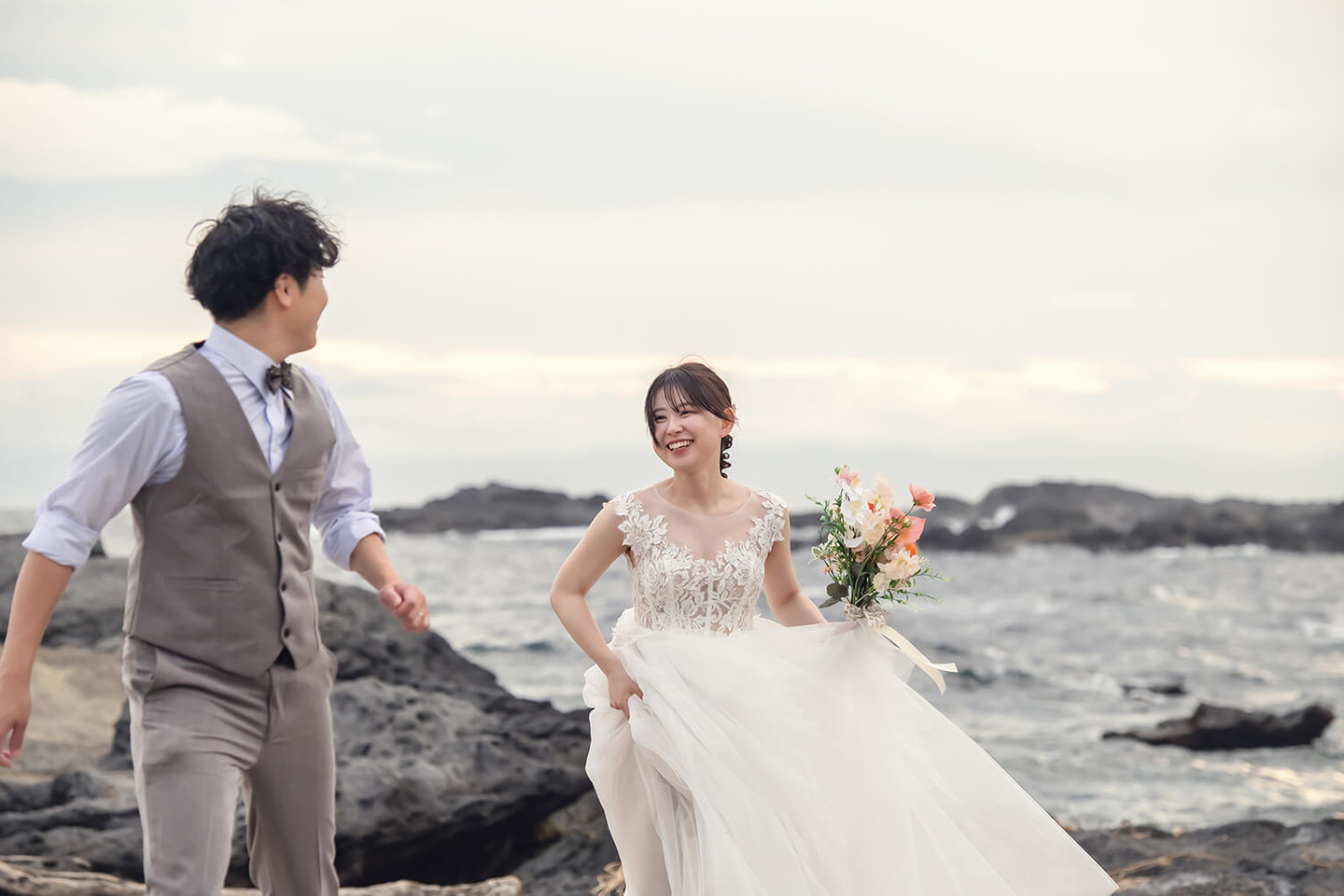 海辺を走る二人